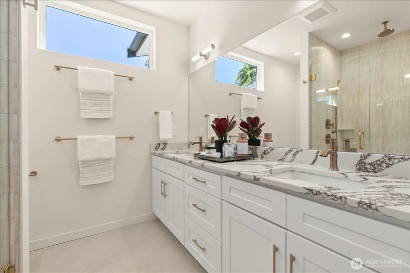 Property photo for 13702 37th Avenue Ne, Seattle photo 17