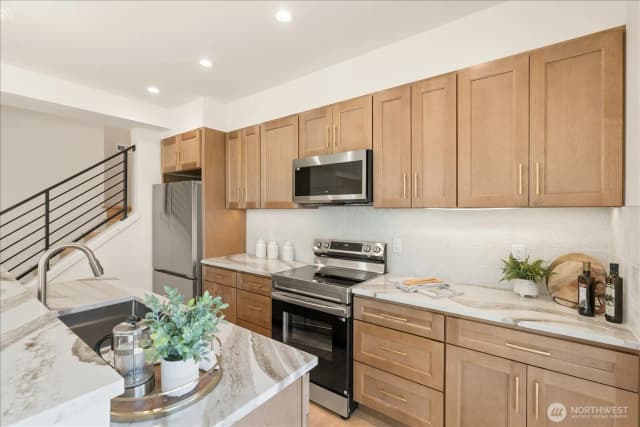 Property photo for 13702 37th Avenue Ne, Seattle photo 5