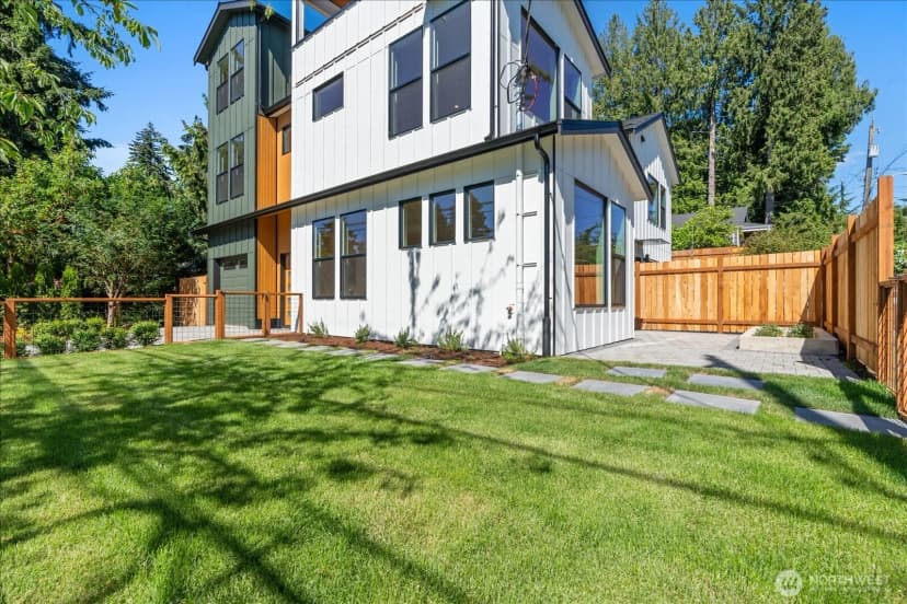 Property photo for 13702 37th Avenue Ne, Seattle photo 11