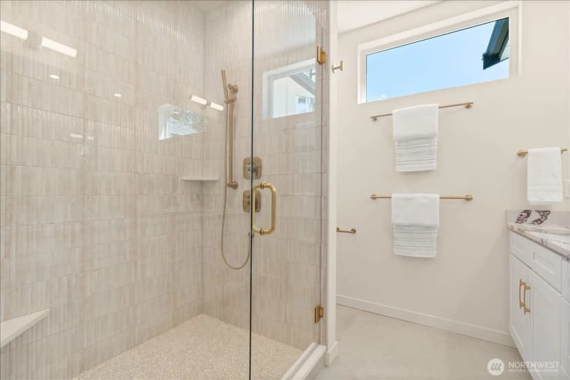 Property photo for 13702 37th Avenue Ne, Seattle photo 18