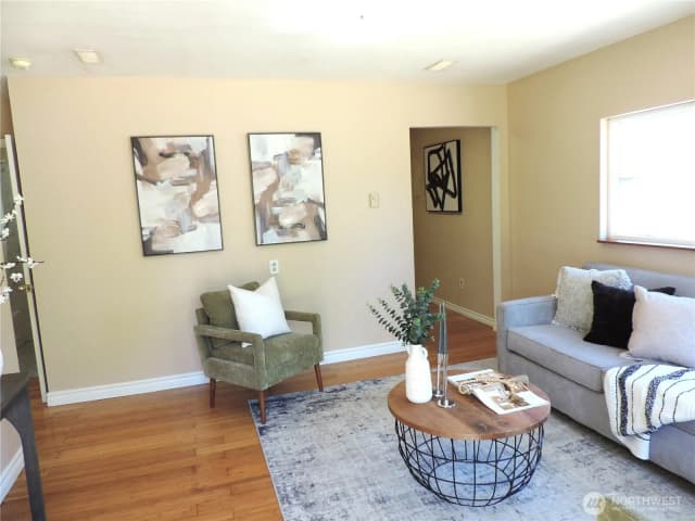 Property photo for 10233 10th Avenue Sw, Seattle photo 3