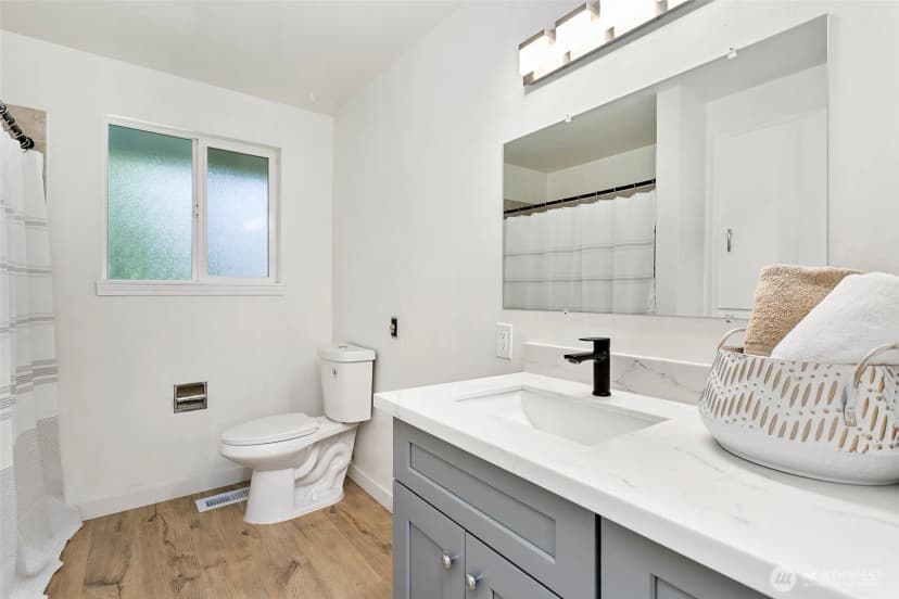 Property photo for 6046 Ne 204th Street, Kenmore photo 9