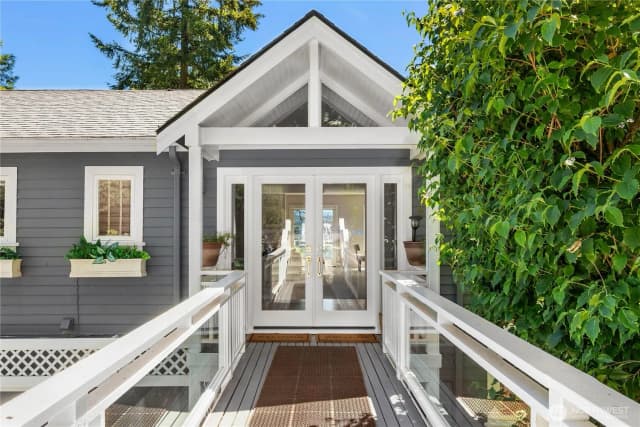 Property photo for 9210 Parkwood Ridge Road, Mercer Island photo 2