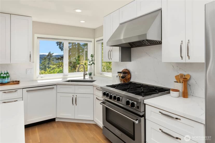 Property photo for 9210 Parkwood Ridge Road, Mercer Island photo 12