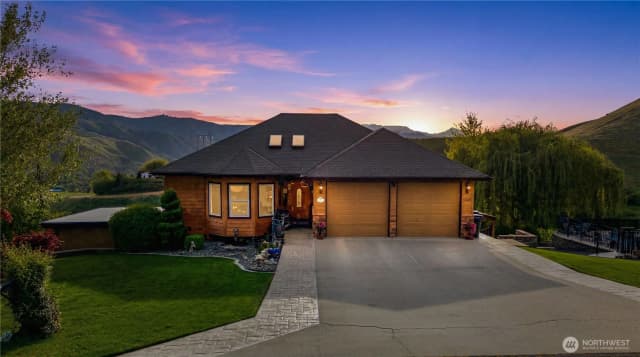 Property photo for 3870 Sunridge Ln, Wenatchee photo 2