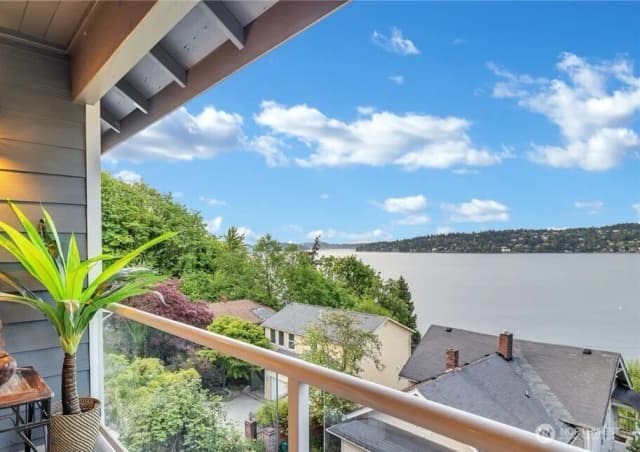 Property photo for 9844 Arrowsmith Avenue S, Seattle photo 3