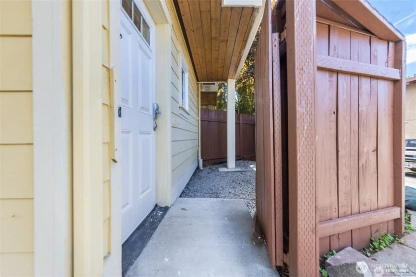 Property photo for 5033 12th Avenue Ne #b, Seattle photo 15
