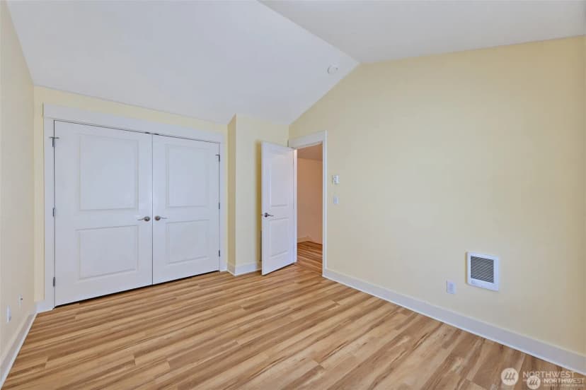 Property photo for 5033 12th Avenue Ne #b, Seattle photo 11