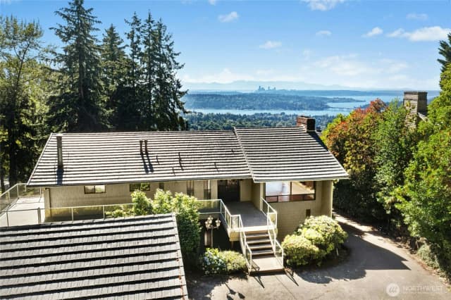 Property photo for 4736 Somerset Avenue Se, Bellevue photo 2