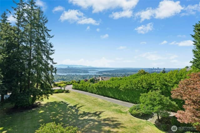 Property photo for 4736 Somerset Avenue Se, Bellevue, WA 98006