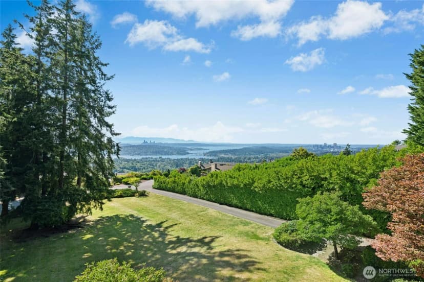 Property photo for 4736 Somerset Avenue Se, Bellevue