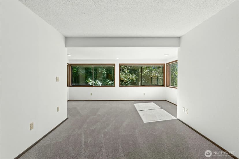 Property photo for 4736 Somerset Avenue Se, Bellevue photo 14