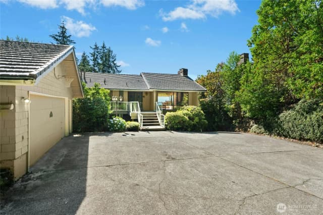 Property photo for 4736 Somerset Avenue Se, Bellevue photo 4