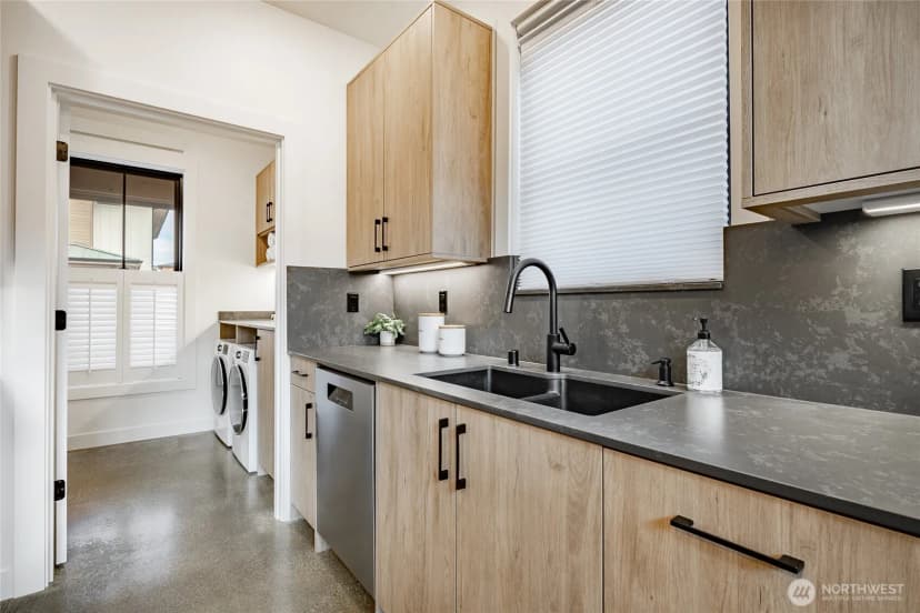 Property photo for 204 Pebblebrook Drive, Lynden photo 12