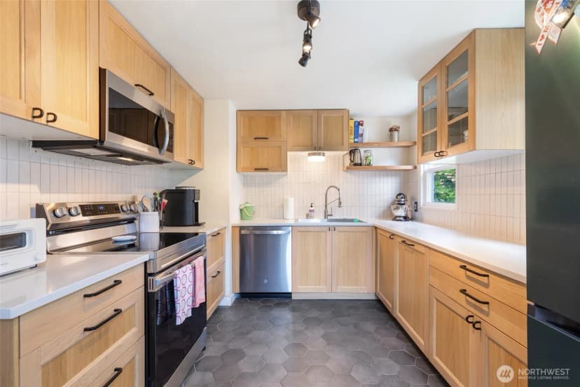 Property photo for 9440 35th Avenue Sw, Seattle photo 6