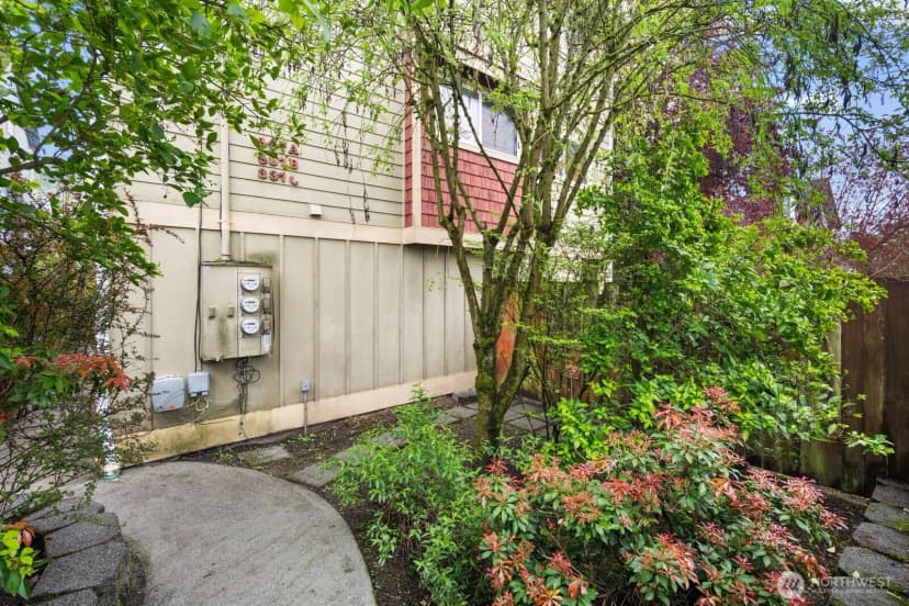 Property photo for 337 N 105th Street #a, Seattle photo 2