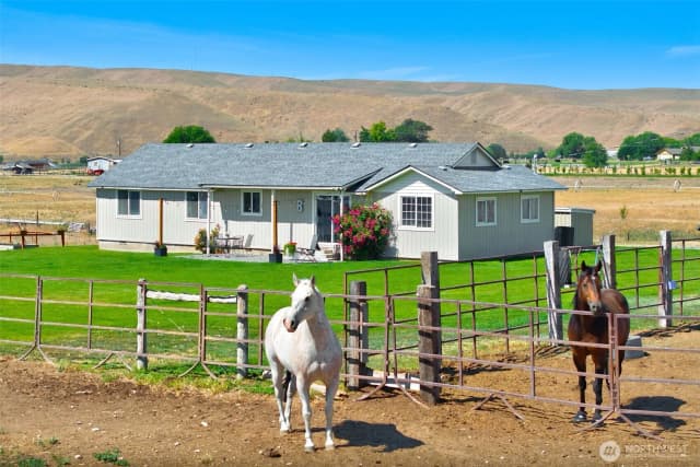 Property photo for 1240 W Huntzinger Road, Selah photo 3