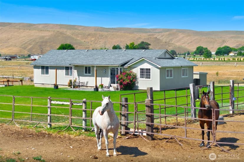 Property photo for 1240 W Huntzinger Road, Selah photo 3