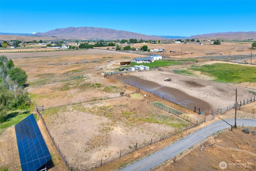 Property photo for 1240 W Huntzinger Road, Selah photo 9