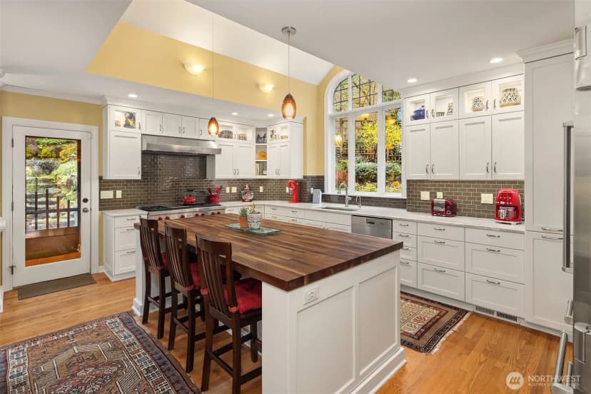 Property photo for 3333 43rd Avenue Ne, Seattle photo 17