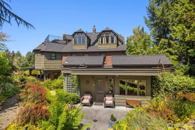 Property photo for 3333 43rd Avenue Ne, Seattle photo 2