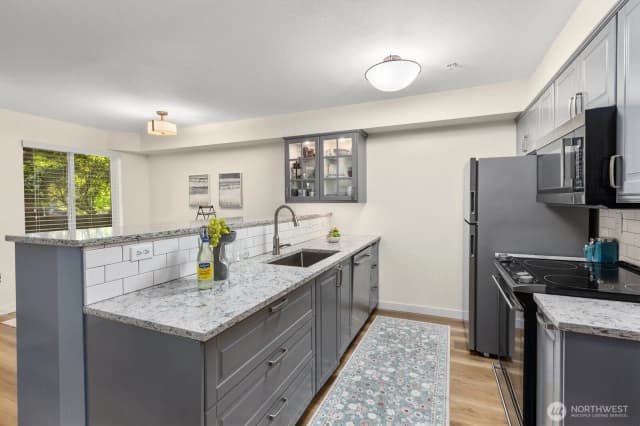 Property photo for 5501 Lakemont Boulevard Se #102, Bellevue photo 2