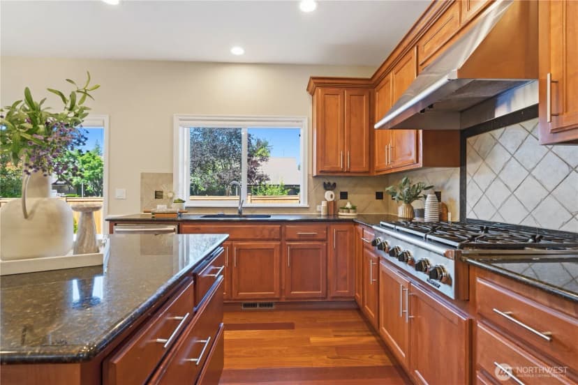 Property photo for 16105 Northup Way, Bellevue photo 10