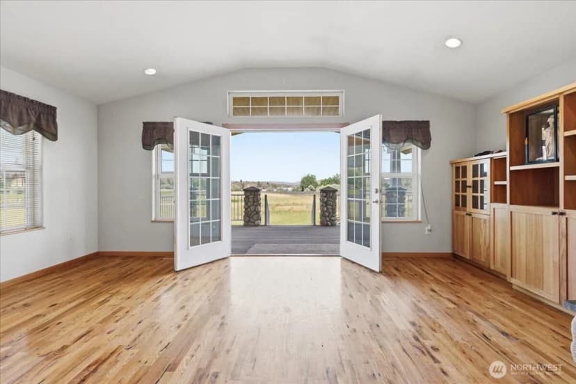 Property photo for 55212 Bay Area Drive, Electric City photo 4