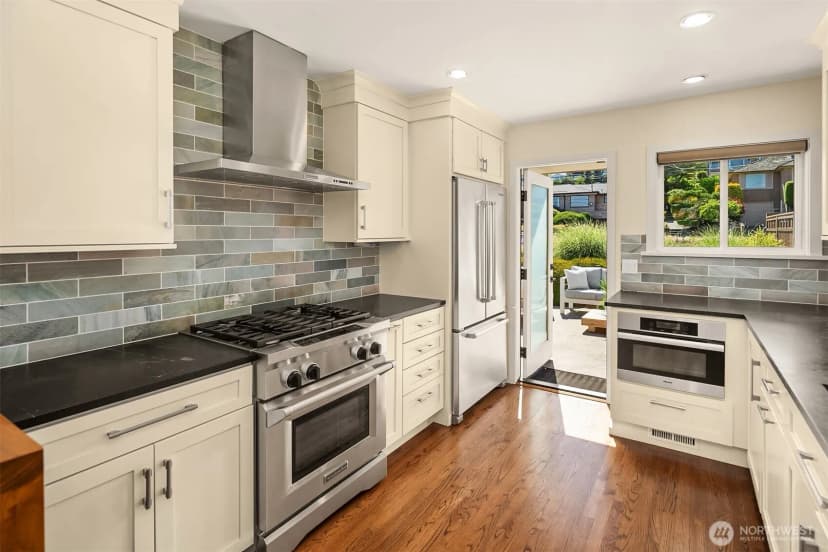 Property photo for 3218 36th Avenue Sw, Seattle photo 11