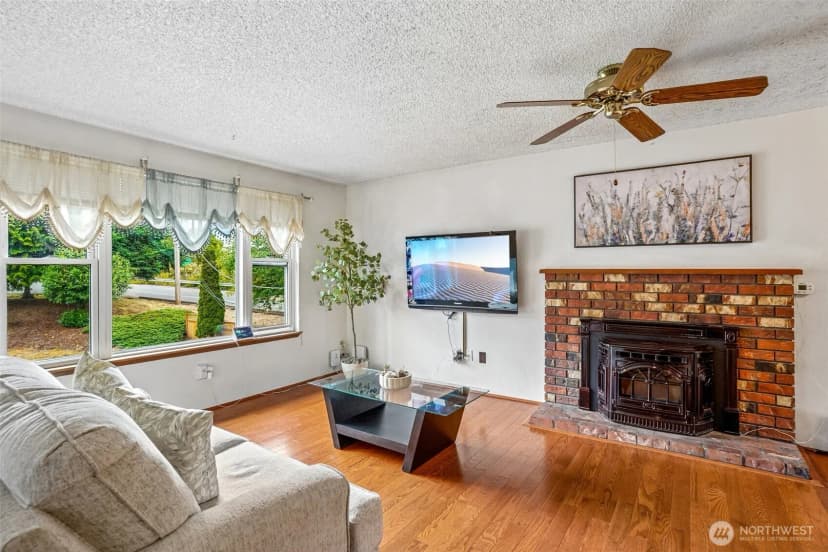 Property photo for 553 S 111th Street, Seattle photo 6