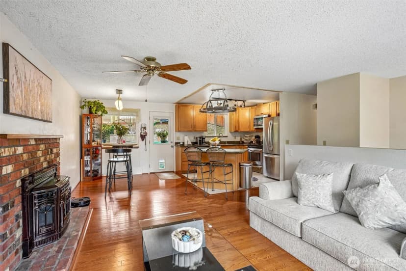 Property photo for 553 S 111th Street, Seattle photo 9