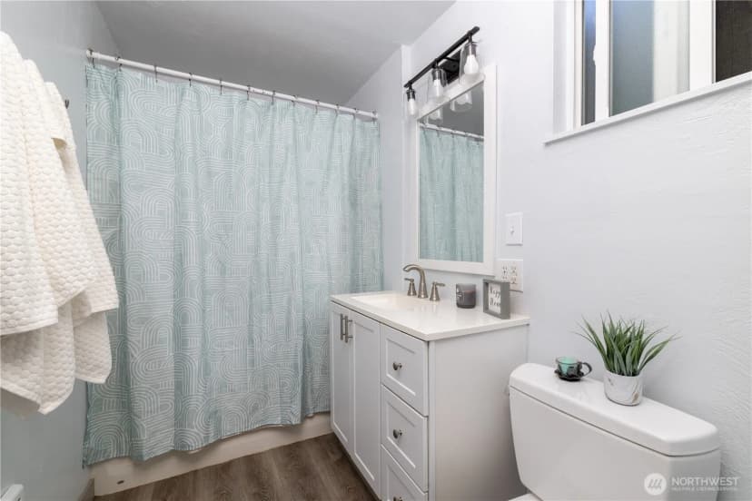 Property photo for 301 E Lakeshore Drive W, Shelton photo 10