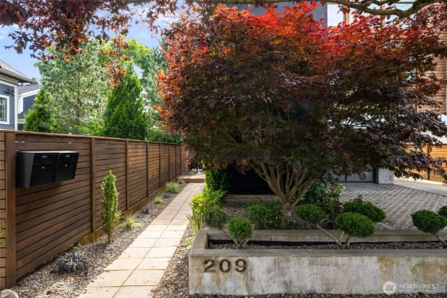 Property photo for 209 12th Ave E, Seattle photo 2