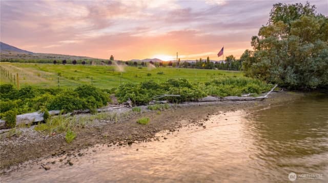 Property photo for 2 Stennes Drive, Pateros photo 2