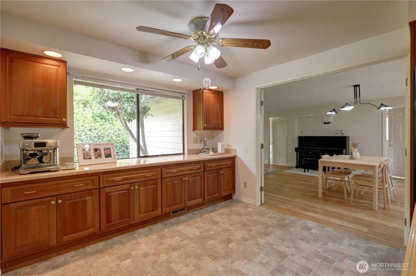 Property photo for 16724 Ne 22nd Street, Bellevue photo 9