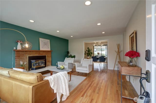 Property photo for 16724 Ne 22nd Street, Bellevue photo 3