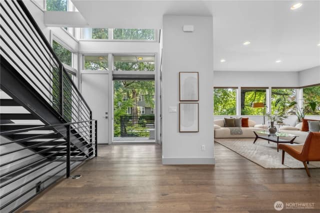 Property photo for 1313 4th Avenue W, Seattle photo 2