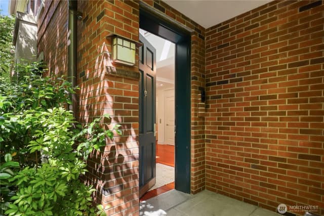 Property photo for 719 Harvard Avenue E, Seattle photo 4