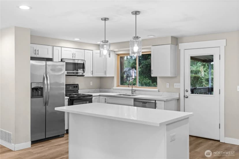 Property photo for 7507 66th Avenue W, Lakewood photo 12