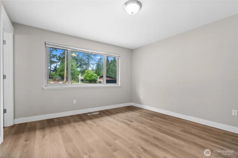 Property photo for 7507 66th Avenue W, Lakewood photo 15