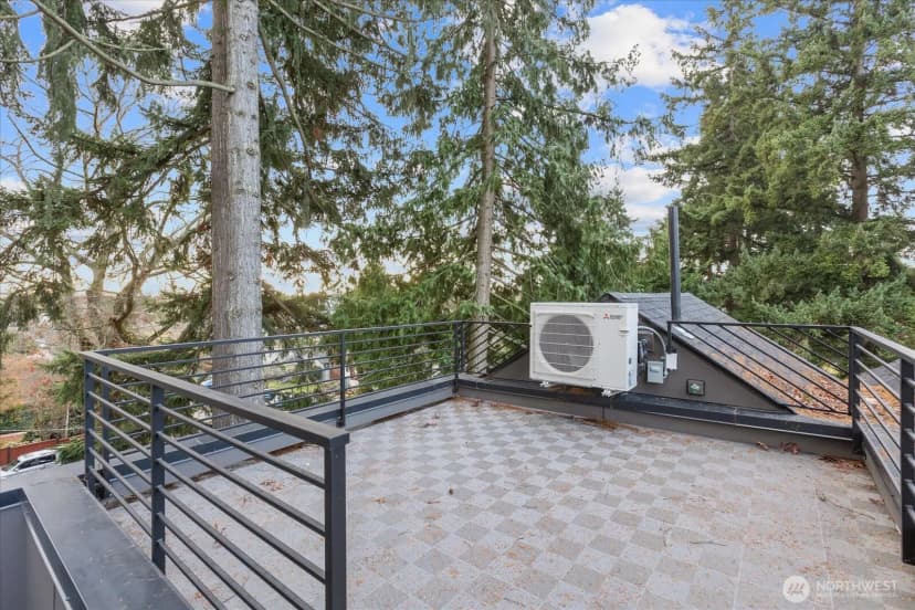 Property photo for 10736 Interlake Avenue N, Seattle photo 13