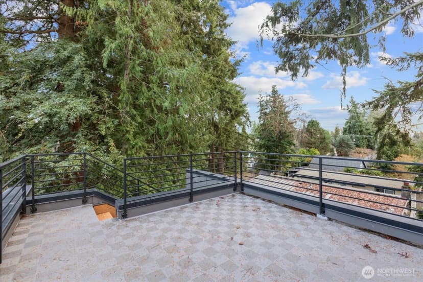 Property photo for 10736 Interlake Avenue N, Seattle photo 12