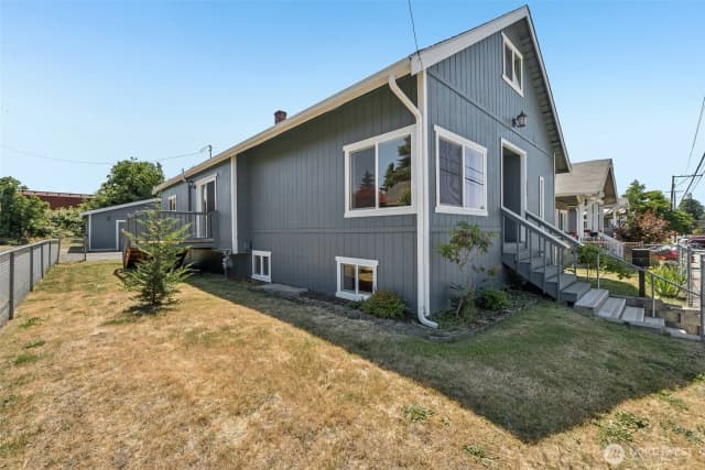 Property photo for 816 4th Street Se, Auburn
