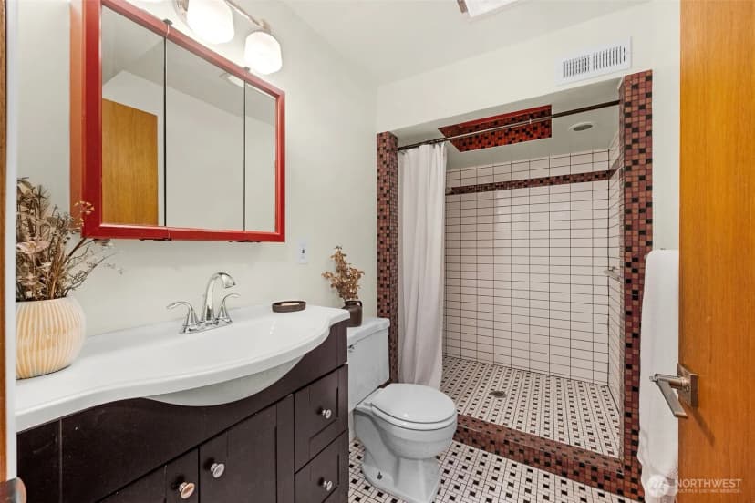 Property photo for 12521 2nd Avenue Ne, Seattle photo 27