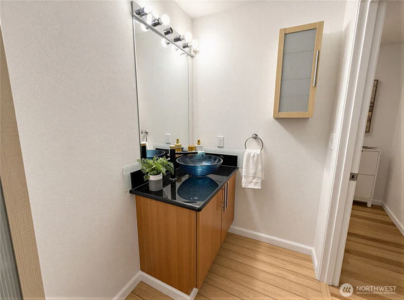 Property photo for 621 5th Avenue N #402, Seattle photo 15