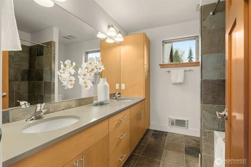 Property photo for 2815 24th Avenue S, Seattle photo 23