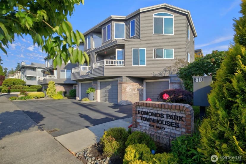 Property photo for 610 Daley Street #e, Edmonds photo 3