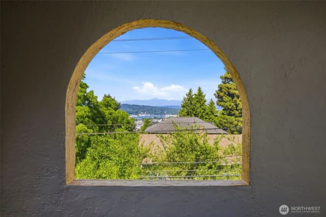Property photo for 5006 Greenwood Avenue N, Seattle photo 4