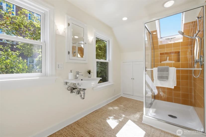 Property photo for 5006 Greenwood Avenue N, Seattle photo 29