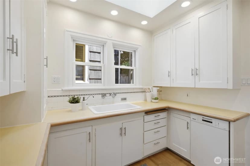 Property photo for 5006 Greenwood Avenue N, Seattle photo 17
